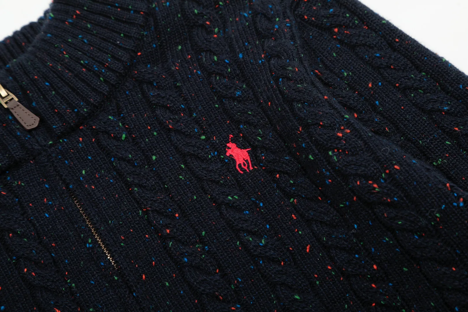 P250 Top quality" Style number: DS038# [Ralph Lauren wool blended pony embroidered logo twist knitted half-zip sweater] ✅Ralph Lauren gradient multi-color dot versatile couple style knitted half-zip pullover sweater ✅15% merino cotton wool 85% wool blended custom laser buttons ✅ZP quality 1:1 pattern making Scan the code to enter the GF website Counter quality ✅Details and quality are the only one in Guangzhou. Imported quality wool, focusing on high-end, cost-effective. Needless to say good quality. ✅Restore the original version. The maximum size can be worn up to 160 pounds. Loose, comfortable and stress-free. ✅Zip down the lapel. Pull up the zipper to the half turtleneck. Easy to wear with any style. Christmas red